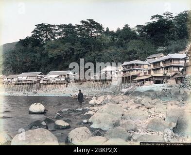 [ 1890er Jahre Japan - Gasthäuser im japanischen Heißen Frühlingskorps ] - Ryokan (japanische Gasthäuser) in Obama Onsen (Spa), in der Präfektur Nagasaki, ca. 1880er. Es war früher Teil der Provinz Hizen. 713 gegründet, ließ Obama Gasthäuser entlang der schmalen Küstenlinie errichten. Es wurde während der Meiji Periode sehr populär. Obama ist heute noch ein Kurort und hat die heißesten und aktivsten Quellen in Japan. Vintage Albumin-Fotografie aus dem 19. Jahrhundert. Stockfoto