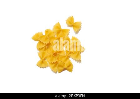 Rohe Bio-Farfalle-Pasta Stücke von traditionellen italienischen Farfalle Pasta auf weißem Bachgrund isoliert. Italienische Küche. Fliege Nudeln. Rohe Pasta Stockfoto