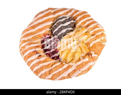 Käsekuchen mit verschiedenen Arten von Marmelade und Sahne von Quark auf einem weißen Hintergrund isoliert Stockfoto