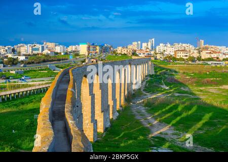 Historische Sehenswürdigkeit Kamares Aquädukt. Larnaka Stadtbild, Zypern Stockfoto