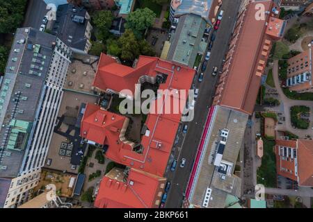 Blick aus der Vogelperspektive auf eine Malmö-Straße und Gebäude mit roten Dächern. Stockfoto