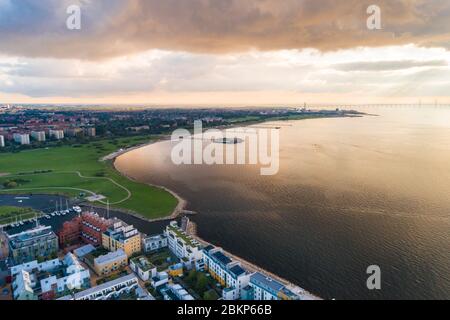 Luftaufnahme der Strandpromenade von Malmö mit der Brücke in der Ferne. Stockfoto