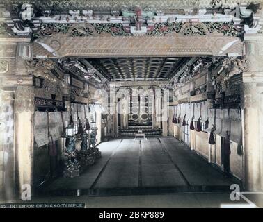 [ 1890er Japan - Innere des japanischen Tempels in Nikko ] - Innere des Tempels in Nikko, Tochigi Präfektur. Vintage Albumin-Fotografie aus dem 19. Jahrhundert. Stockfoto