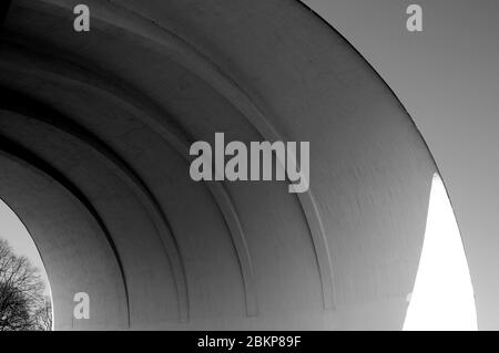 Nahaufnahme einer geometrischen Struktur Dachfragmente . Abstrakte Architektur Hintergrund . Stockfoto