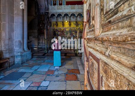 Frau, die vor dem Stein der Salbung steht - dem Platz in der Grabeskirche in Jerusalem, Israel. Stockfoto