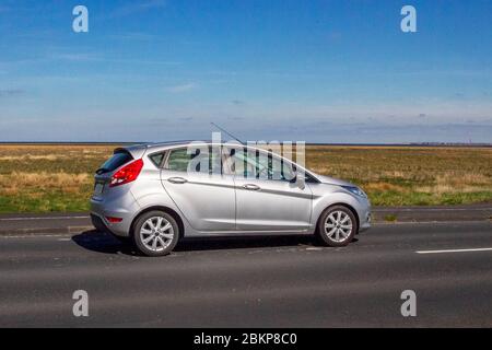 2010 Silber Ford Fiesta Zetec 68 TDCI; Fahrzeugverkehr Fahrzeuge bewegen, Fahrzeug auf UK Straßen fahren, Motoren, Autofahren auf der Küstenstraße, Southport Merseyside UK Stockfoto