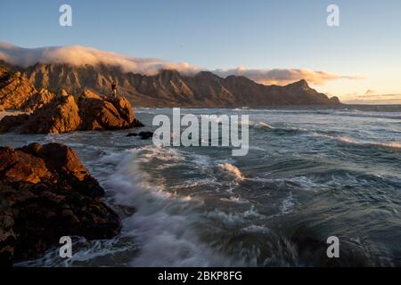 Fotograf auf Felsen am beliebten Strand in Kogel Bay, Kapstadt Südafrika Stockfoto