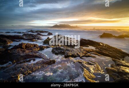 Blick auf Kapstadt und Tafelberg und Lion's Head Peak, Südafrika, wunderschönes Reiseziel Blouberg Beach Felsen. Stockfoto