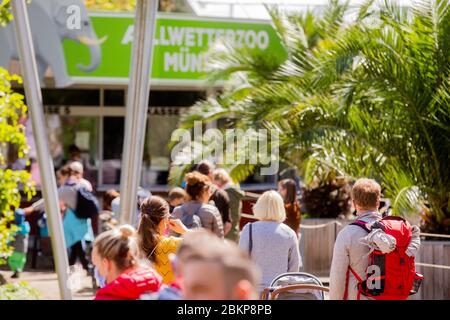 05. Mai 2020, Nordrhein-Westfalen, Münster: Vor dem Eingang des Allwetterzoos haben sich lange Schlangen gebildet. Der Allwetterzoo öffnet am 5. Mai 2020 zum ersten Mal seit der Ausbreitung des Coronavirus seine Pforten wieder für Besucher. Foto: Rolf Vennenbernd/dpa Stockfoto