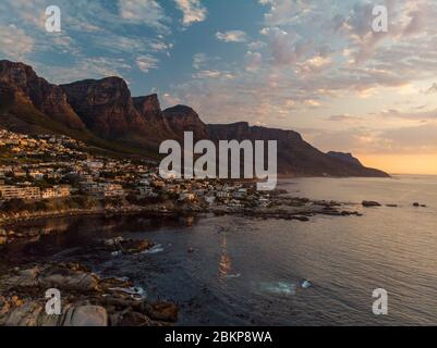 Luftaufnahme von Kapstadt mit dem Strand von Twelve Apostles Südafrika Stockfoto