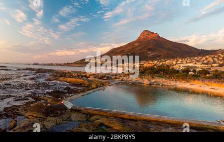 Luftaufnahme des Camps Bay Gezeitenpools und Lions Head Mountain, Kapstadt, Südafrika Stockfoto