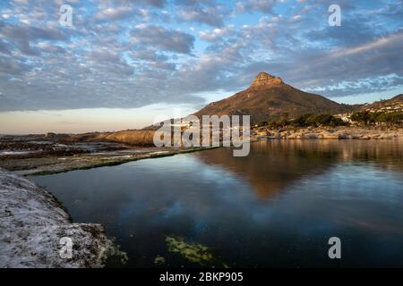 Landschaftsansicht von Camps Bay Gezeitenpool und Lions Head Mountain, Kapstadt, Südafrika, schönes Reiseziel. Stockfoto