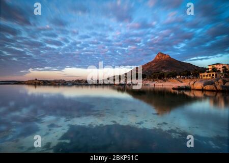 Landschaftsansicht von Camps Bay Gezeitenpool und Lions Head Mountain, Kapstadt, Südafrika, schönes Reiseziel. Stockfoto