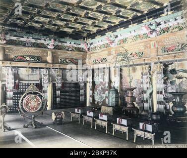 [ 1890er Jahre Japan - Innere des japanischen Tempels in Nikko ] - Innere von Taiyuin-BYO, das Mausoleum des dritten Shogun, Tokugawa Iemitsu (1604-1651) in Nikko, Tochigi Präfektur. In diesem Anbetungssaal sind an der Decke Bilder von 140 Drachen zu sehen. Vintage Albumin-Fotografie aus dem 19. Jahrhundert. Stockfoto