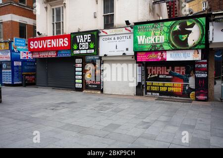 Geschlossene Geschäfte in der Cranbourn Street an einem leeren Leicester Square, West End, London, während der Coronavirus COVID-19 Pandemie im Jahr 2020 Stockfoto