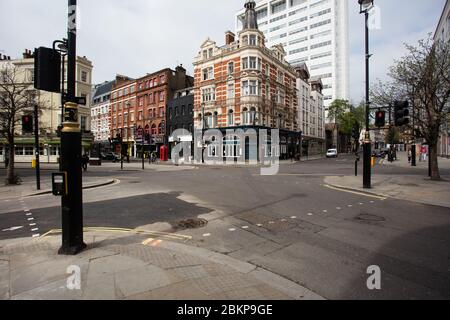 Verlassene Straßen im West End, London, während der Coronavirus COVID-19 Pandemie im Jahr 2020. Kreuzung von St Martin's Lane, Great Newport Street, Long ACR Stockfoto