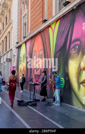 Nette Straßenmusik Auf Der Gran Via In Madrid. 15. Juni 2019. Madrid. Spanien. Reisen Tourismus Feiertage Stockfoto