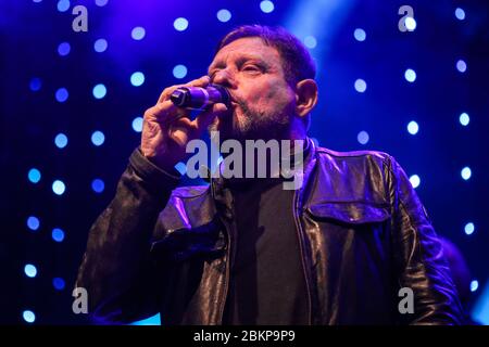 Sänger Shaun Ryder von The Happy Mondays, als die Band live an der O2 Academy in Leeds, West Yorkshire, Großbritannien auftritt. Stockfoto