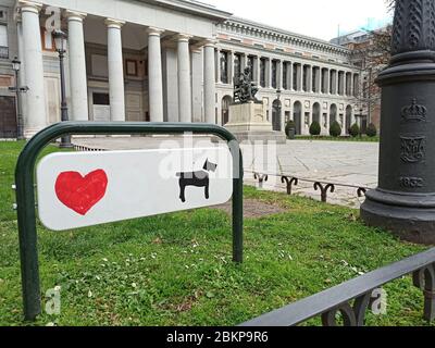 Schönes Poster, das unsere Liebe zu unseren geliebten Hunden zeigt, mit der Velazquez-Statue an der Tür des Prado-Museums. März 2020. Madrid Spanien. Stockfoto