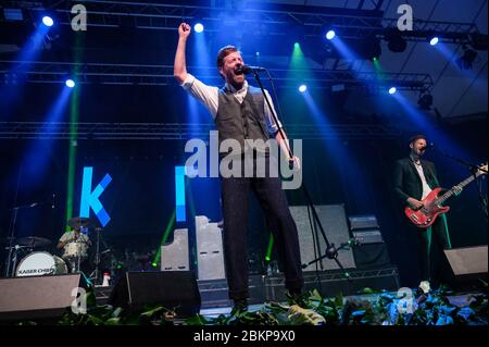 Sänger Ricky Wilson von Kaiser Chiefs als Band tritt im Llangollen International Musical Eisteddfod in Wales auf. Stockfoto