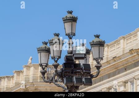 Straßenbeleuchtung vor der Almudena Kathedrale. 15. Juni 2019. Madrid. Spanien. Reisen Tourismus Feiertage Stockfoto