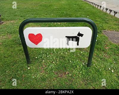 Schönes Poster, Das Unsere Liebe Zu Unseren Lieben Hunden Zeigt. März 2020. Madrid Spanien. Stockfoto