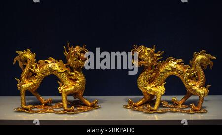 Peking / China - 20. Februar 2016: Zwei goldene Drachen, Symbole der kaiserlichen Macht, ausgestellt im Nationalmuseum von China in Peking Stockfoto