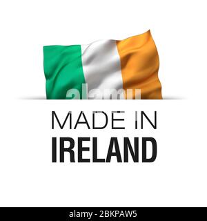 Made in Ireland - Garantie-Etikett mit einer wehenden irischen Flagge. 3D-Darstellung. Stockfoto