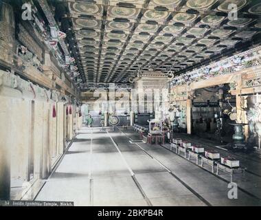 [ 1890er Jahre Japan - Innere des japanischen Tempels in Nikko ] - Innere von Taiyuin-BYO, das Mausoleum des dritten Shogun, Tokugawa Iemitsu (1604-1651) in Nikko, Tochigi Präfektur. In diesem Anbetungssaal sind an der Decke Bilder von 140 Drachen zu sehen. Rechts ist der Ainoma, der Sitz des Shogun während religiöser Zeremonien. Vintage Albumin-Fotografie aus dem 19. Jahrhundert. Stockfoto