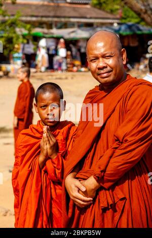 Buddhistische Mönche In Angkor Wat, Siem Reap, Provinz Siem Reap, Kambodscha. Stockfoto