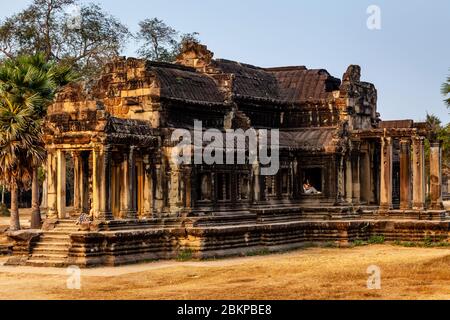 Touristen Im Angkor Wat Temple Complex Posieren Für Fotos, Siem Reap, Siem Reap Provinz, Kambodscha. Stockfoto