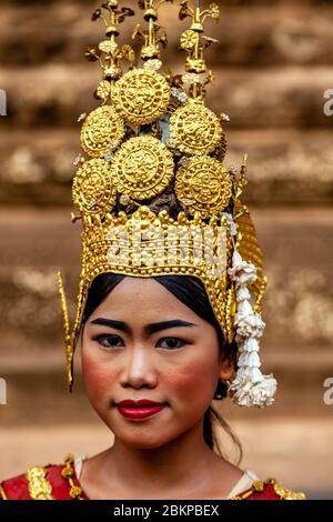 Eine junge kambodschanische Frau in traditioneller Tracht, Angkor Wat Temple Complex, Siem Reap, Provinz Siem Reap, Kambodscha. Stockfoto