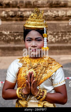 Eine junge kambodschanische Frau in traditioneller Tracht, Angkor Wat Temple Complex, Siem Reap, Provinz Siem Reap, Kambodscha. Stockfoto