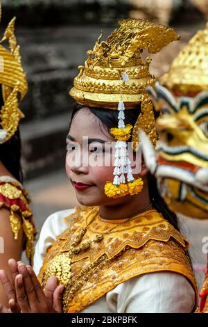 Eine junge kambodschanische Frau in traditioneller Tracht, Angkor Wat Temple Complex, Siem Reap, Provinz Siem Reap, Kambodscha. Stockfoto