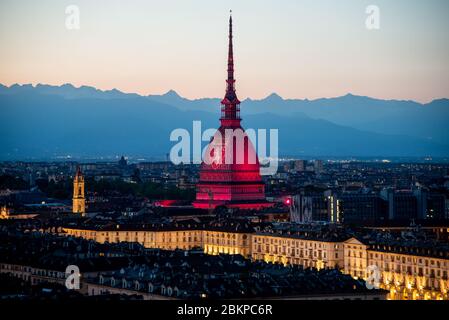 Gesamtansicht von Mole Antonelliana von Turin mit Turin FC Logo am 04. Mai 2020 in Turin, Italien. Fans, Spieler und Mitarbeiter des FC Turin treffen sich jährlich Stockfoto