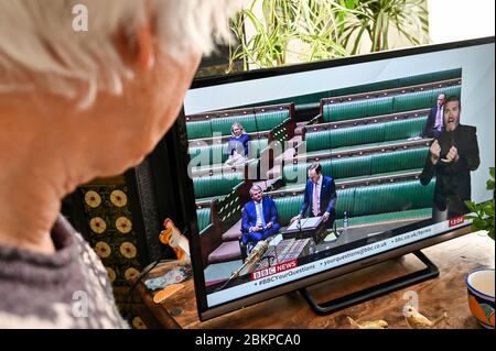 Matt Hancock, Staatssekretär für Gesundheit und Soziales im Parlament, zeigt soziale Distanzierung der Abgeordneten im parlament. Stockfoto