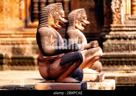 Außenansicht von Statuen und Tempel, Banteay Srey Tempel, Angkor Wat Tempel Komplex, Siem Reap, Kambodscha. Stockfoto