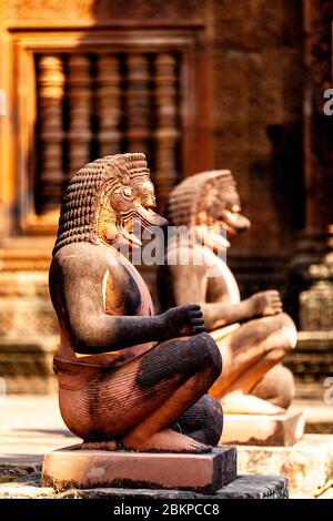 Außenansicht von Statuen und Tempel, Banteay Srey Tempel, Angkor Wat Tempel Komplex, Siem Reap, Kambodscha. Stockfoto