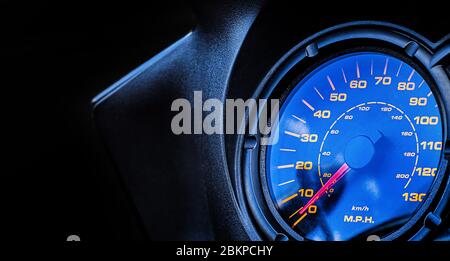 Nahaufnahme des Tachos des Fahrzeugs. Kopierbereich. Überdrehzahl. Pfeil auf Null. Stockfoto