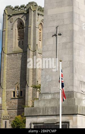 Das Cenotaph-Kriegsdenkmal mit der St. Peters-Kirche im Hintergrund, Harrogate, North Yorkshire, England, Großbritannien. Stockfoto