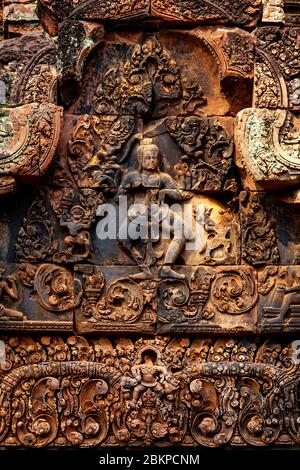 Bas Reliefs Im Banteay Srey Tempel, Angkor Wat Temple Complex, Siem Reap, Kambodscha. Stockfoto