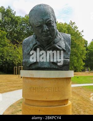 Eine Büste oder Statue von Sir Winston Churchill an seinem Geburtsort Blenheim Palace, Woodstock, Oxfordshire, England, Großbritannien Stockfoto