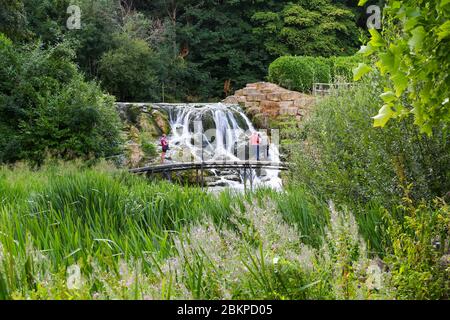 Die Kaskade, wo das Wasser aus dem Great Lake in Blenheim Palace, Woodstock, Oxfordshire, England, Großbritannien fließt Stockfoto