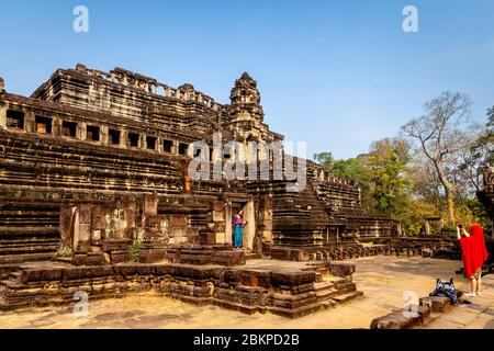Besucher, Die Fotos Machen Im Baphuon Tempel, Angkor Wat Tempel Komplex, Siem Reap, Kambodscha. Stockfoto