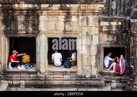 Touristen In Den Fenstern Des Baphuon Temple, Angkor Wat Temple Complex, Siem Reap, Kambodscha Gerahmt. Stockfoto