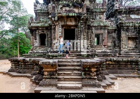 Besucher Im Chau Say Tevoda Tempel, Angkor Wat Tempel Komplex, Siem Reap, Kambodscha. Stockfoto