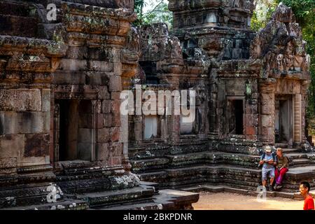 Besucher Im Chau Say Tevoda Tempel, Angkor Wat Tempel Komplex, Siem Reap, Kambodscha. Stockfoto