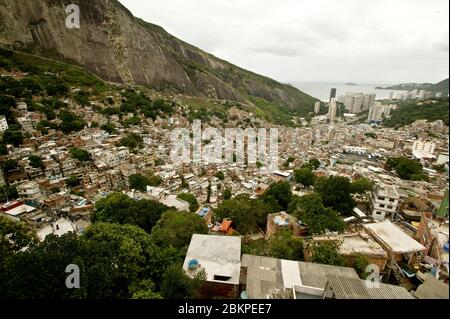 POLIZEIEINSATZ IN RIO FAVELA Stockfoto
