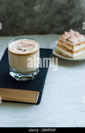 Dalgona Kaffee und Tiramisu Dessert auf einem grauen Hintergrund.Draufsicht. Stockfoto