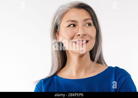 Bild von erwachsenen reifen Frau mit langen grauen Haaren, die auf leeren Raum isoliert auf weißem Hintergrund beiseite Stockfoto